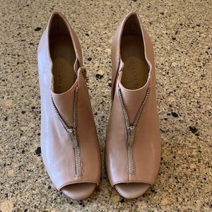 Gianni Bini Cream/Tan Zipper Heels Booties 8.5